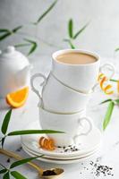 chá de leite earl grey servido em xícaras empilhadas foto
