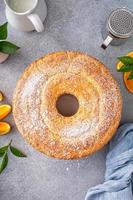 bolo tradicional de baunilha com extrato de laranja, bolo bundt foto