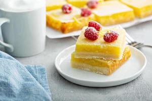 quadrados de torta de limão cobertos com framboesas, sobremesa caseira foto