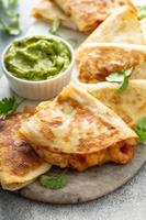 quesadillas de camarão e queijo servidas com guacamole foto