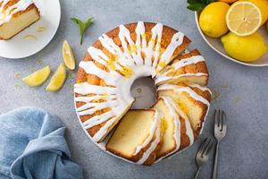 bolo de limão com cobertura de açúcar em pó foto