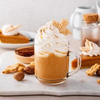 latte de especiarias de abóbora coberto com chantilly e canela foto