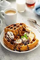 waffles de café da manhã com banana e chocolate foto