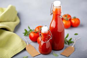 ketchup de tomate caseiro em garrafas de vidro foto