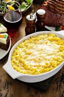 macarrão com queijo em uma mesa festiva de páscoa foto