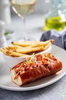 rolo de lagosta servido com batata frita e vinho branco foto