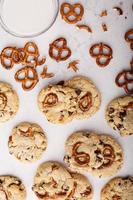 biscoitos de chocolate com pretzels foto