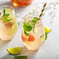 sangria de melancia e pepino com vinho branco foto