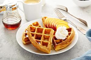 waffles de pêssego no café da manhã foto