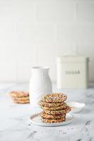 biscoitos de açúcar com granulado e uma garrafa de leite foto