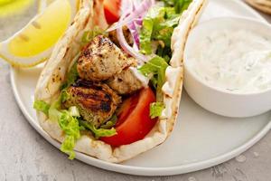 souvlaki de frango grego em espetos de madeira foto