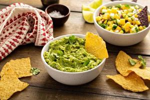 tortilla chips com molhos, guacamole e salsa foto