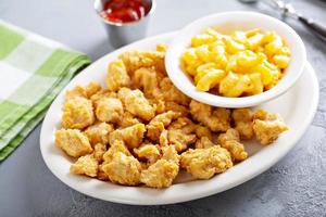 frango frito com pipoca e macarrão com queijo foto