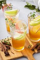 refrescante coquetel de maçã ou mocktail com gelo e fatias de maçã foto