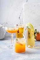 variedade de coquetéis de outono ou mocktails feitos com cidra de maçã foto