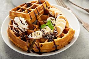 waffles de café da manhã com banana e chocolate foto