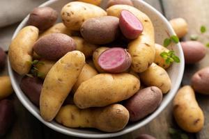 batatas de alevinos amarelas e roxas prontas para serem cozidas foto