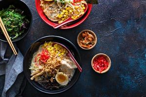 tigela de sopa de miso ramen foto