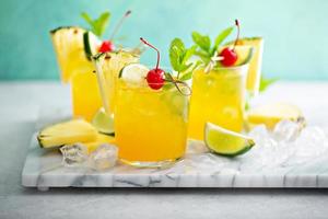 refrescante coquetel de rum de abacaxi de verão foto