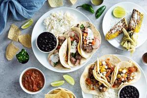 variedade de comida de rua mexicana foto