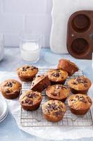 muffins de banana com gotas de chocolate em uma assadeira, ideia de café da manhã ou lanche foto