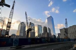 cidade de nova york, eua - 9 de julho de 2009 - site do world trade center em construção com 7 wtc à distância. foto