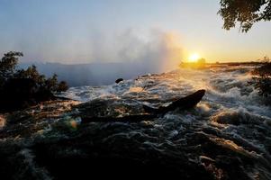 Victoria Falls na fronteira do Zimbábue e da Zâmbia foto