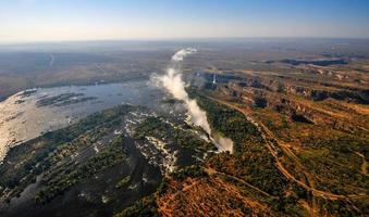 Victoria Falls na fronteira do Zimbábue e da Zâmbia foto