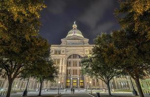 o prédio do capitólio do estado do texas, noite foto