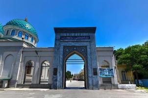 vista da mesquita medieval dzhuma em tashkent, uzbequistão, durante um dia quente de verão. foto