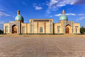 vista do complexo tashkent hazrati imam barakhan madrasa em tashkent, uzbequistão. foto