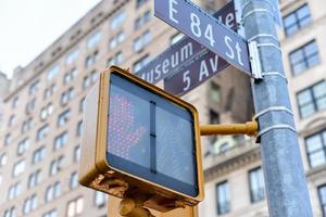 Placas de rua ao longo da Museum Mile na cidade de Nova York. foto