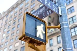 Placas de rua ao longo da Museum Mile na cidade de Nova York. foto