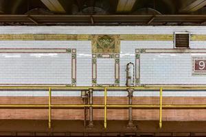 cidade de nova york - 19 de agosto de 2017 - estação de metrô 96th street no sistema de metrô de nova york foto