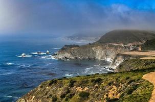 belas paisagens em hurricane point ao longo da rodovia 1 e big sur, califórnia, eua foto