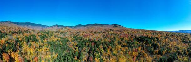 vista panorâmica aérea da folhagem de outono de pico em stowe, vermont. foto