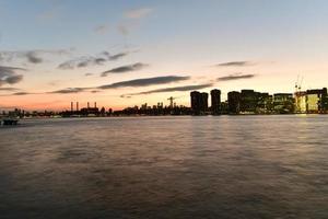 vista do horizonte da cidade de nova york do gantry park, long island city, queens. foto