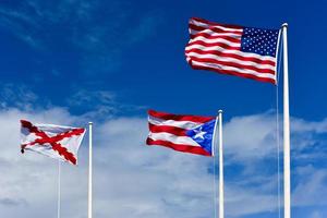 bandeiras dos estados unidos, porto-riquenho e cruz da borgonha no topo da fortaleza de el morro em san juan, porto rico. foto