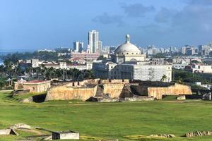 capitólio de porto rico e castillo de san cristobal, san juan, porto rico. castillo de san cristobal é declarado patrimônio mundial da unesco desde 1983. foto