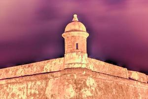 castillo san felipe del morro, também conhecido como forte san felipe del morro ou castelo morro ao entardecer. é uma cidadela do século xvi localizada em san juan, porto rico. foto