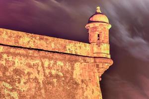 castillo san felipe del morro, também conhecido como forte san felipe del morro ou castelo morro ao entardecer. é uma cidadela do século xvi localizada em san juan, porto rico. foto