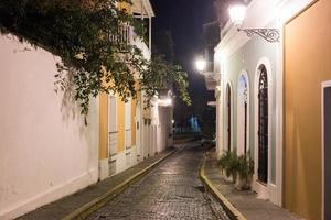 rua das freiras na velha san juan, porto rico à noite. foto