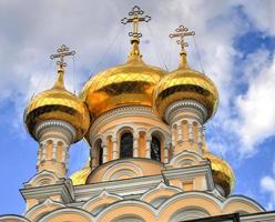 cúpulas de cebola de ouro da catedral de alexander nevsky foto