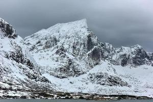 flakstadoya nas ilhas lofoten, noruega no inverno em um dia nublado. foto