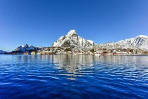 inverno em reine, ilhas lofoten, noruega. foto