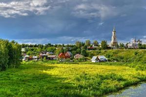 venerável campanário em suzdal, região de vladimir, anel de ouro da rússia foto