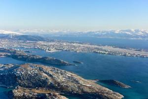 uma vista aérea das montanhas cobertas de neve das ilhas lofoten, noruega no inverno. foto