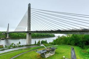 a ponte estreita de penobscot é uma ponte estaiada de 2.120 pés de comprimento sobre o rio penobscot em maine. foto