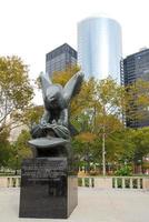 Battery Park, Nova York - 4 de novembro de 2007. Memorial da costa leste, a águia de bronze erguida em memória dos mortos no Atlântico durante a Segunda Guerra Mundial foto