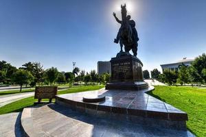 tashkent, uzbequistão - 8 de julho de 2019 - monumento a amir timur na praça amir timur em tashkent, uzbequistão. foto